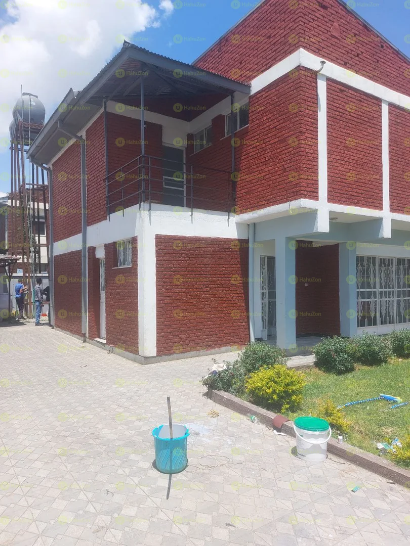 300 ካሬ የሚሸጥ G+1 ቤት በአያት ዞን