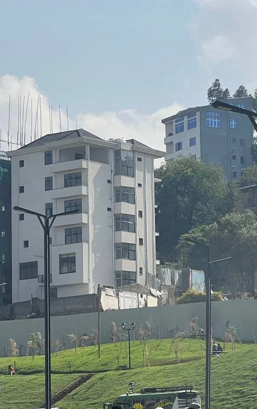 350 ካሬ የሚከራይ G+4  ህንጻ በመገናኛ