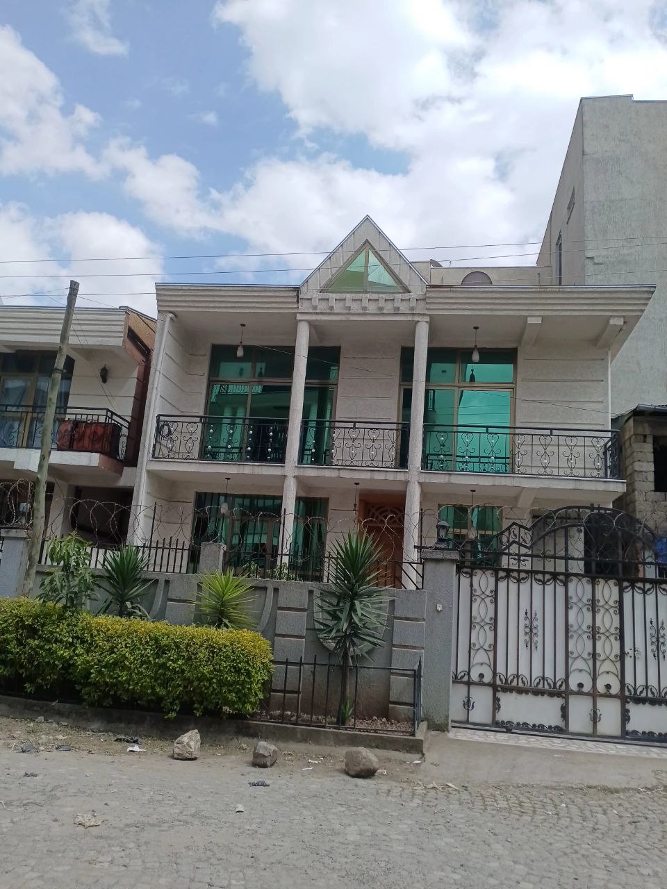 175 ካሬ የሚሸጥ G+1 ቤት በፊጋ መብራት