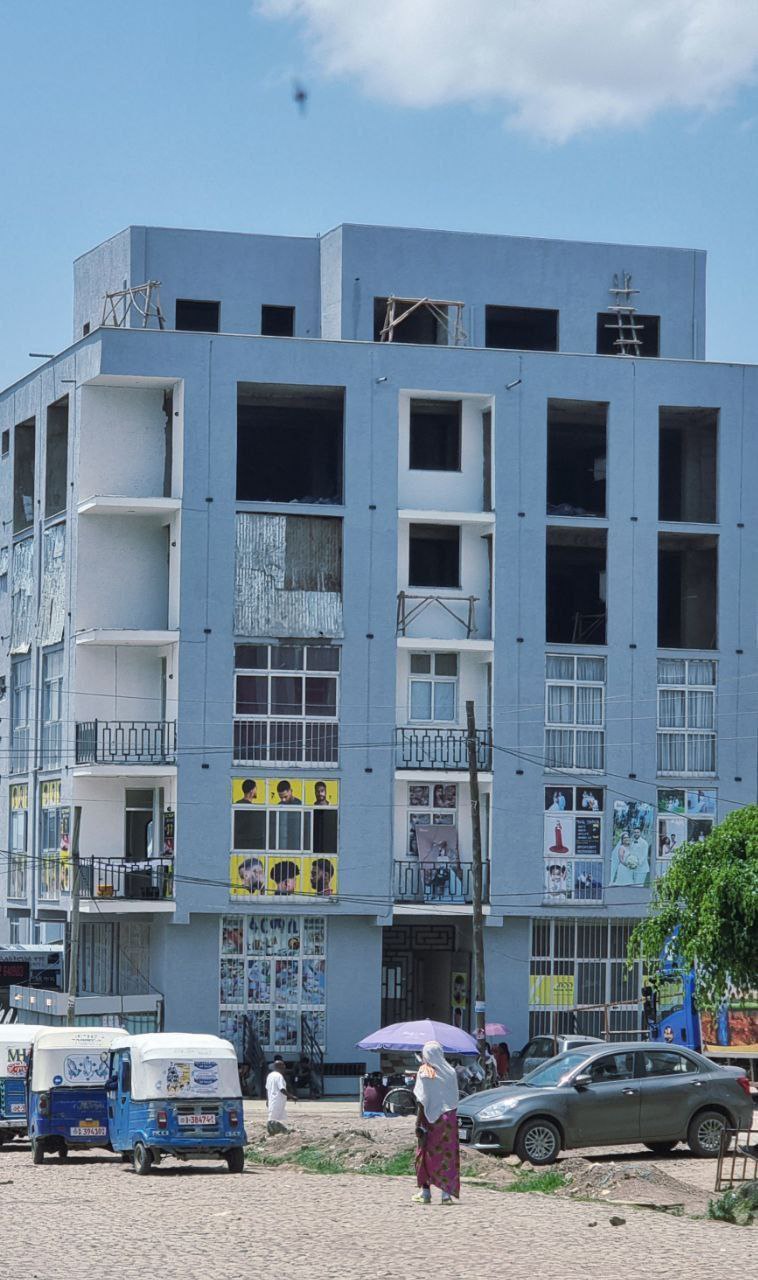 200 ካሬ የሚሸጥ G+4 ህንጻ በሃይሌ ጋርመንት