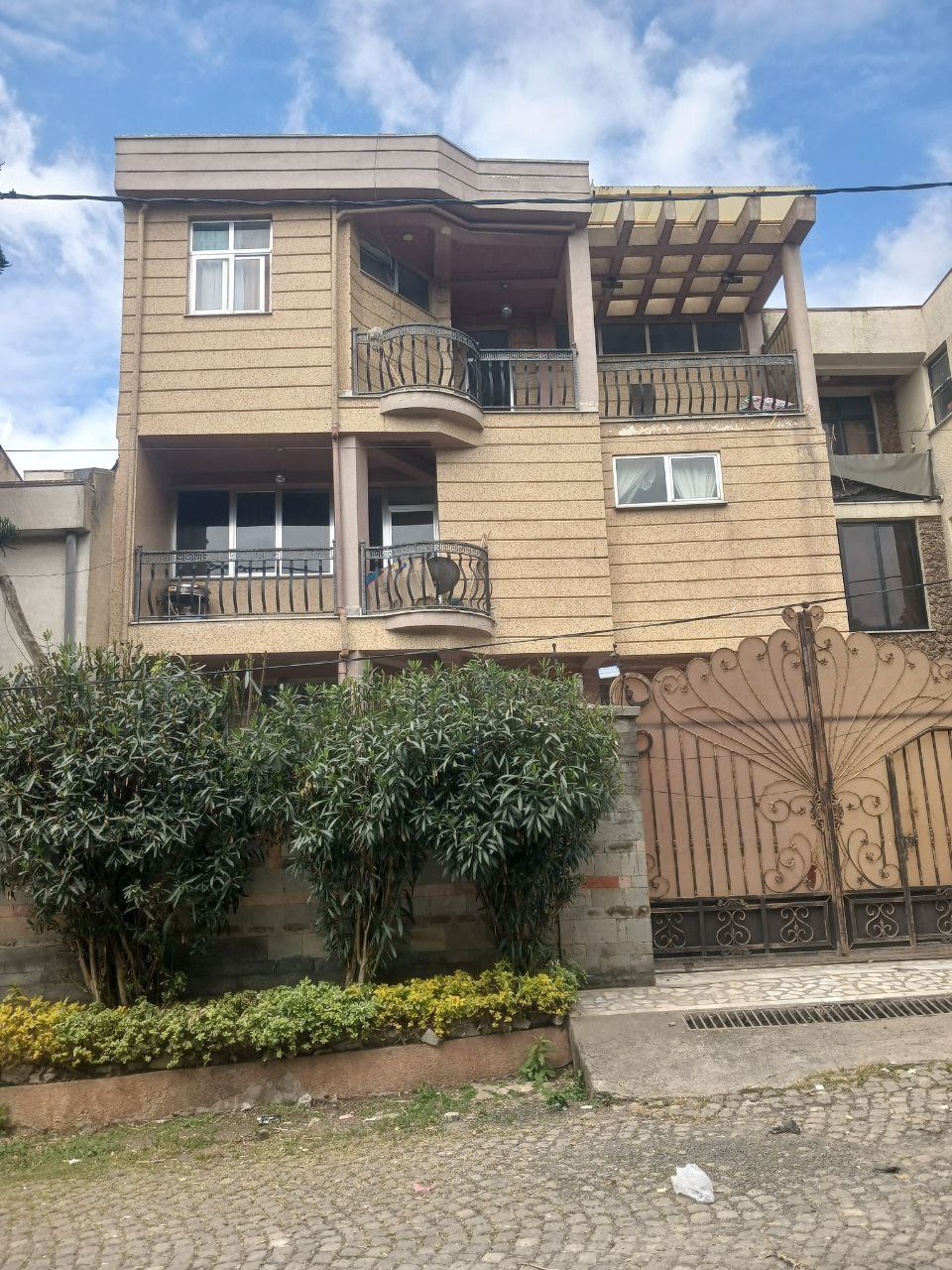 175 ካሬ የሚሸጥ G+2 ቤት በሴኤምሲ