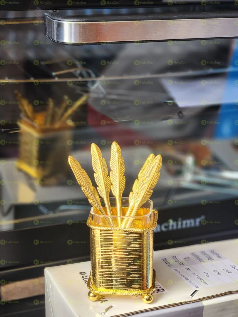 ጎልደን ማንኪያ ከማስቀመጫው ጋር