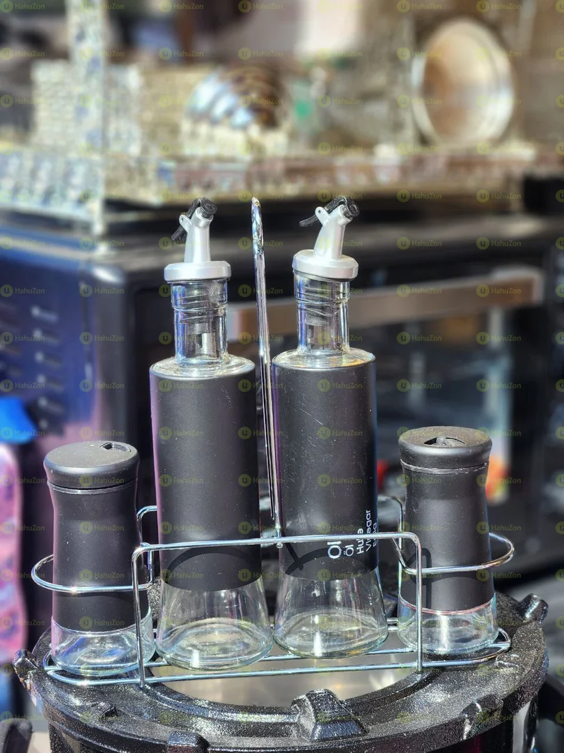 የአቼቶ የጨው የዘይት እና የሚጥሚጣ ማቅረቢያ በብርጭቆ