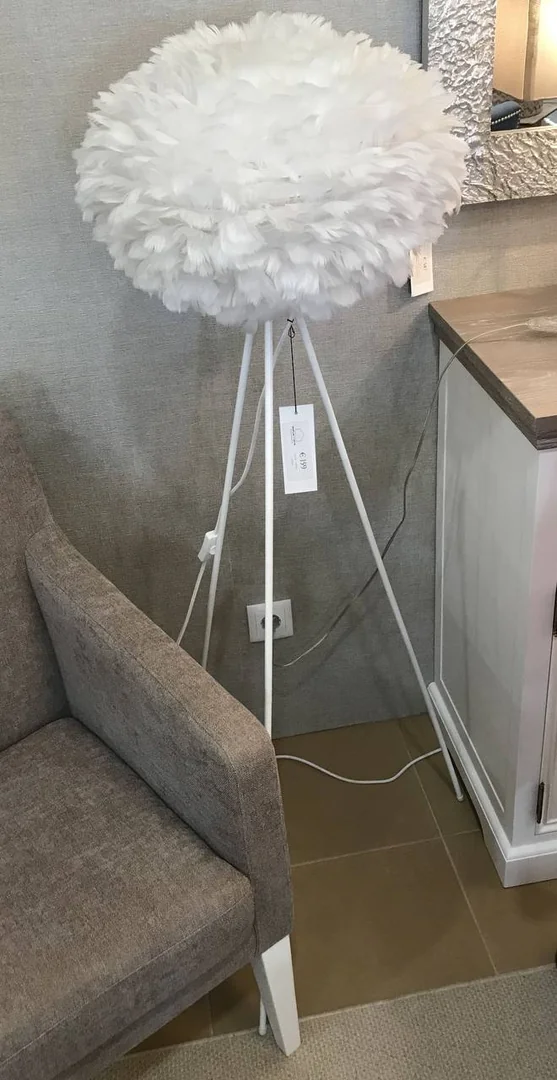 White Pretty Stand Feather Lamp
