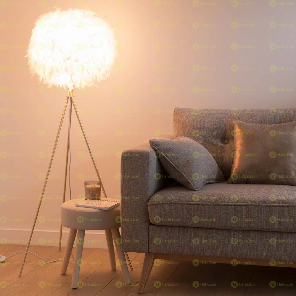 White Pretty Stand Feather Lamp