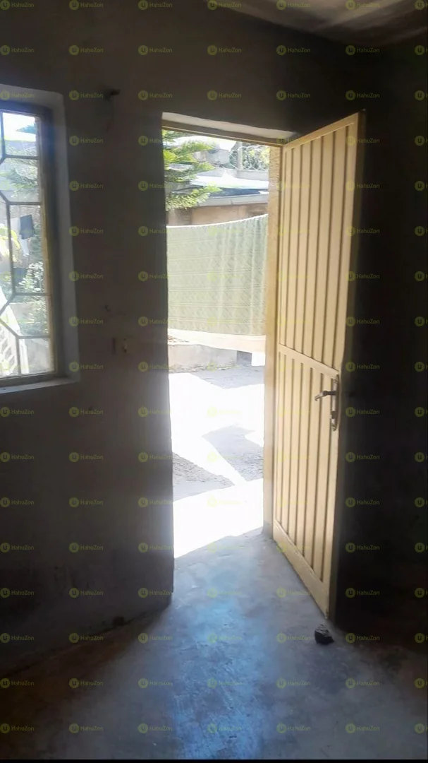 12 ካሬ የሚከራይ ሰርቢስ ቤት በወሰን