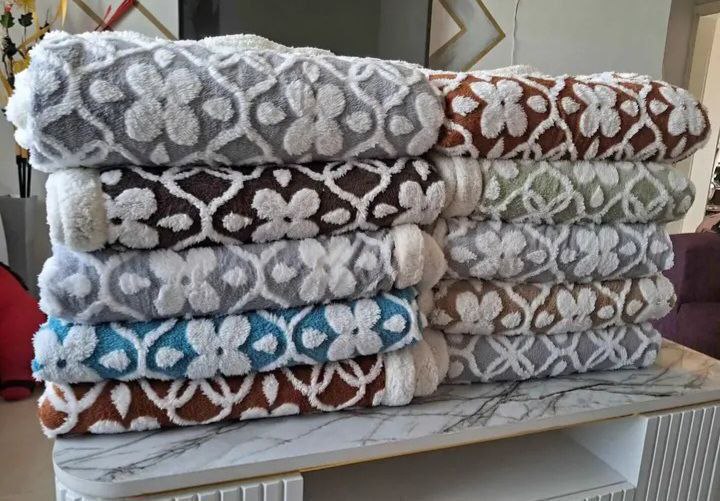 ሶፋ ላይ ቁጭ ሲሉ ትከሻ ላይ ጣል የሚደረግ