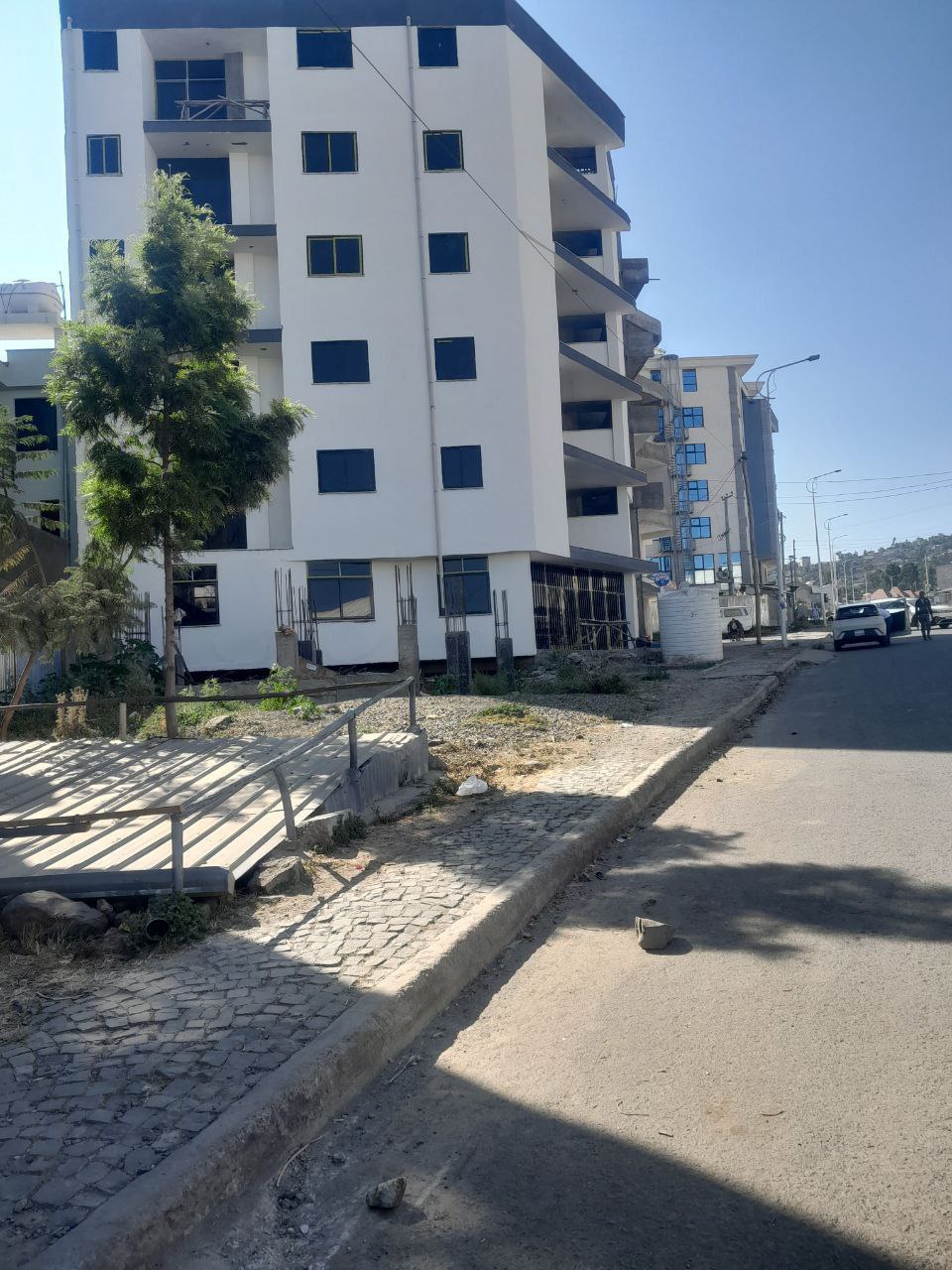 250 ካሬ የሚሸጥ ህንጻ በአያት