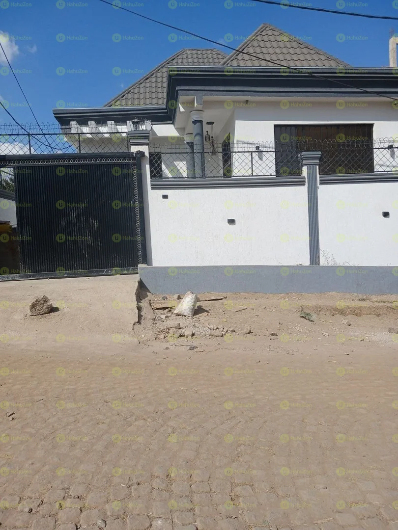 1655 ካሬ የሚሸጥ ዘመናዊ ቪላ ቤት በአያት