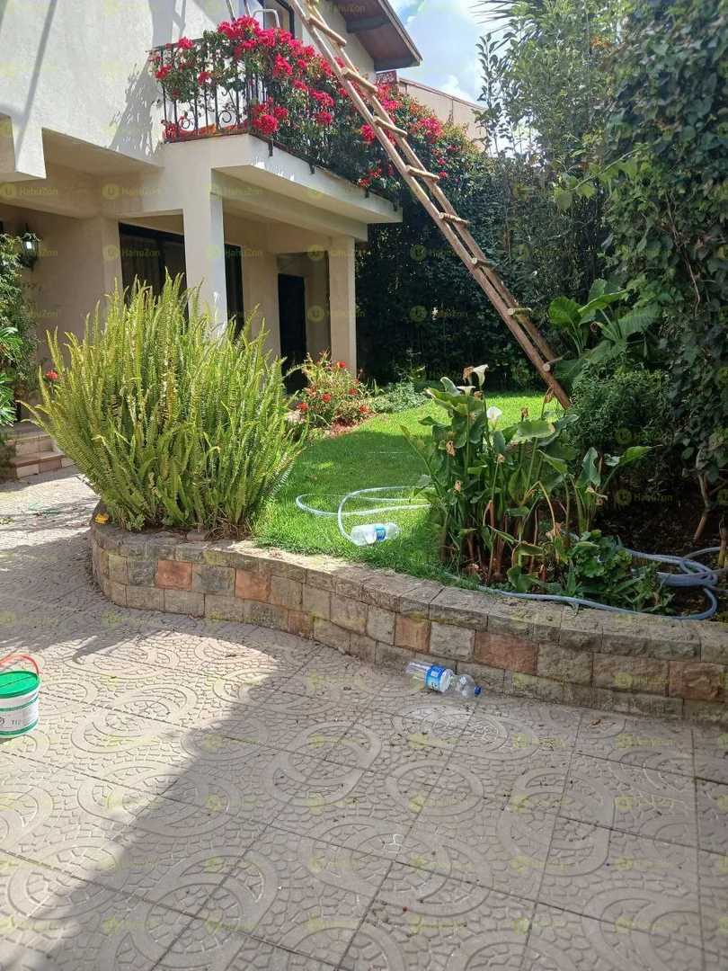 300 ካሬ የሚሸጥ ቤት በአያት