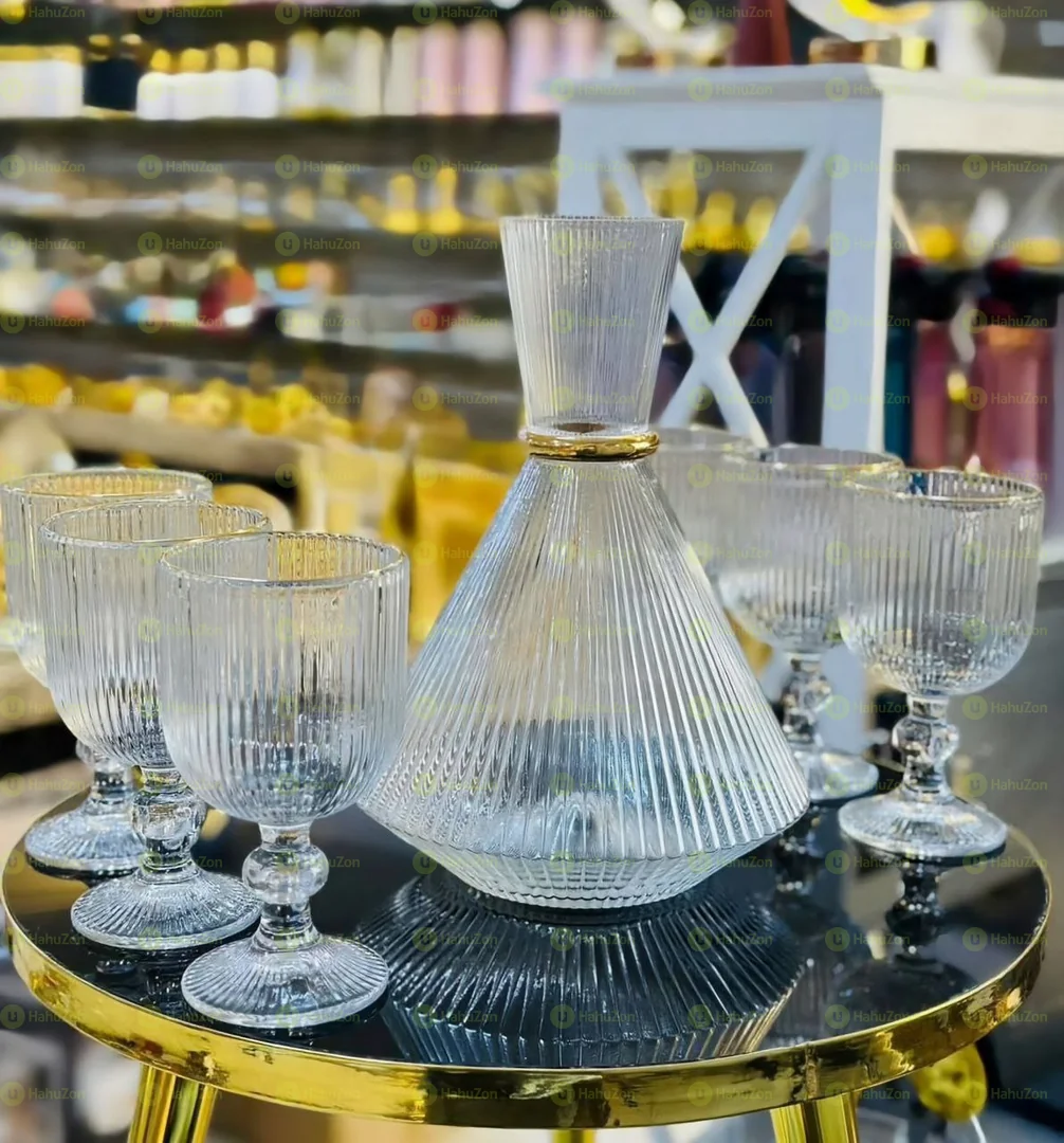 የጠርሙስ ጆግ ከወይን መጠጫ ብርጭቆ ጋር