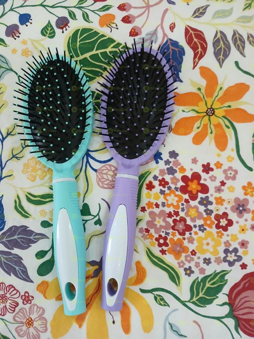 የፀጉር መቦረሻ እና ማበጠሪያ