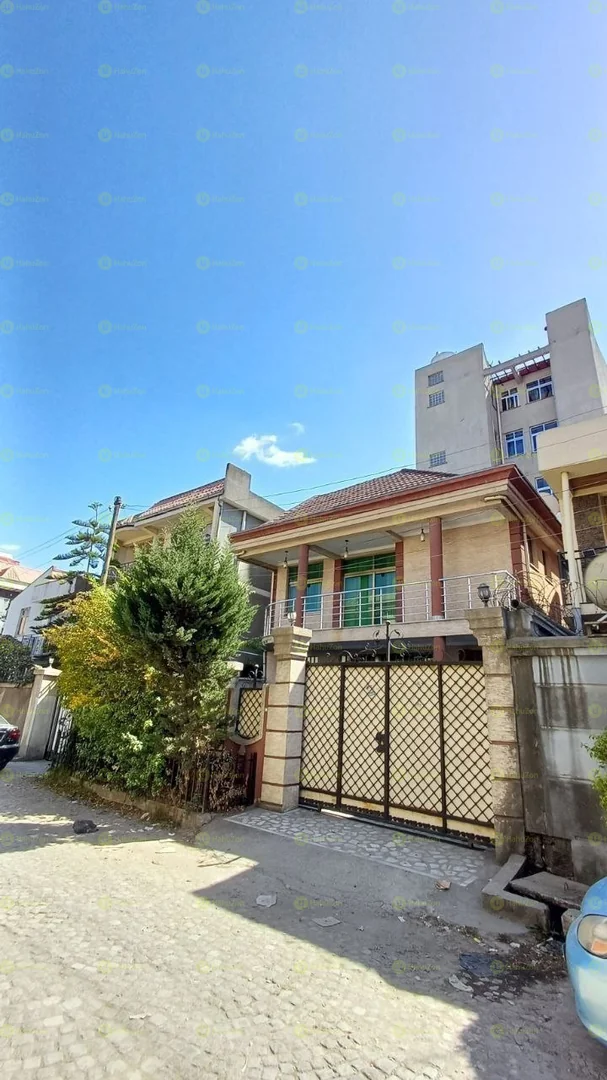 165 ካሬ የሚሸጥ G+3 ቤት በሰሚት ጎላጎል