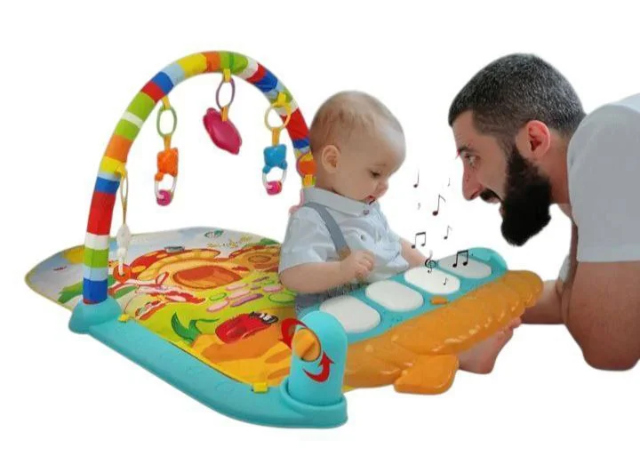 ህጻናት ትላልቅ የፒያኖ ኪይቦርዶቹን በመንካት የሚዝናኑበት