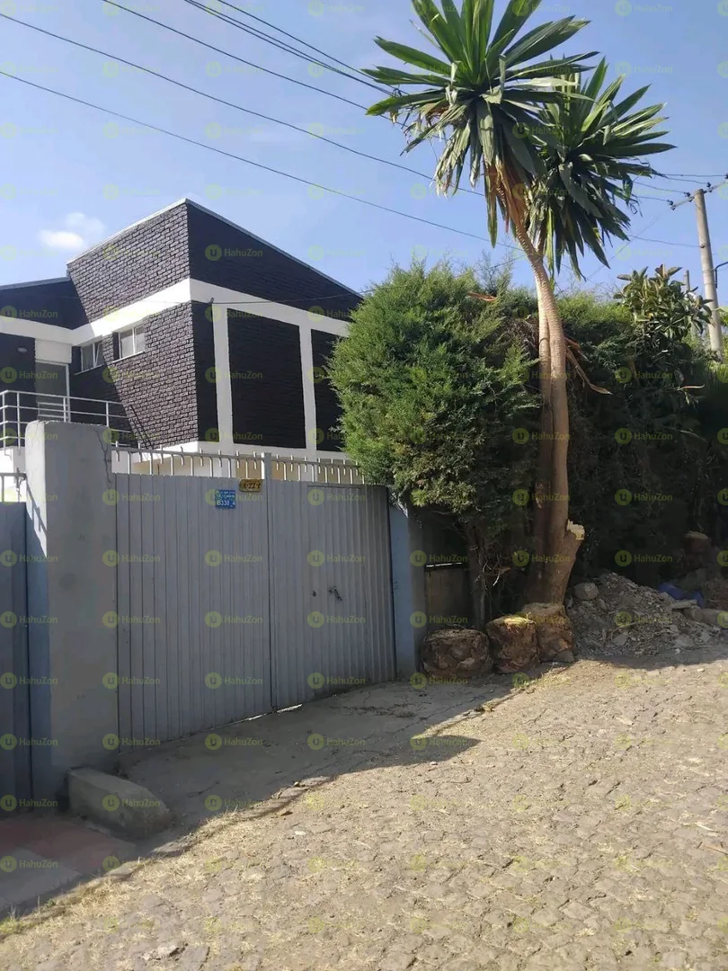 300 ካሬ የሚሸጥ G+1 ቤት በአያት