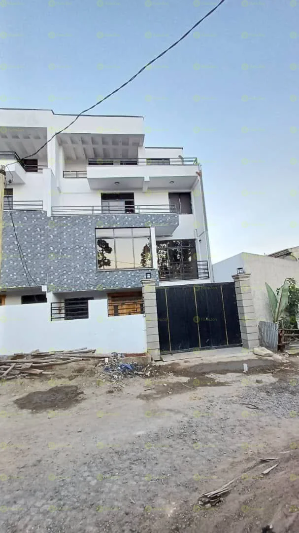 165 ካሬ የሚሸጥ ጂ+3 ቤት በሰሚት