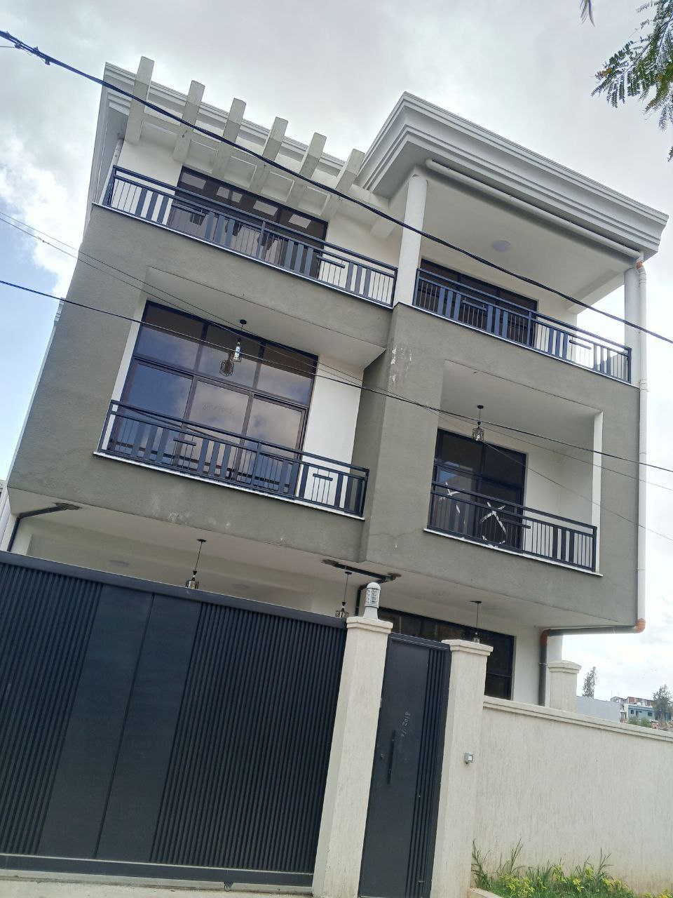 175 ካሬ የሚሸጥ B+G+3 ቤት በላምበረት አካባቢ