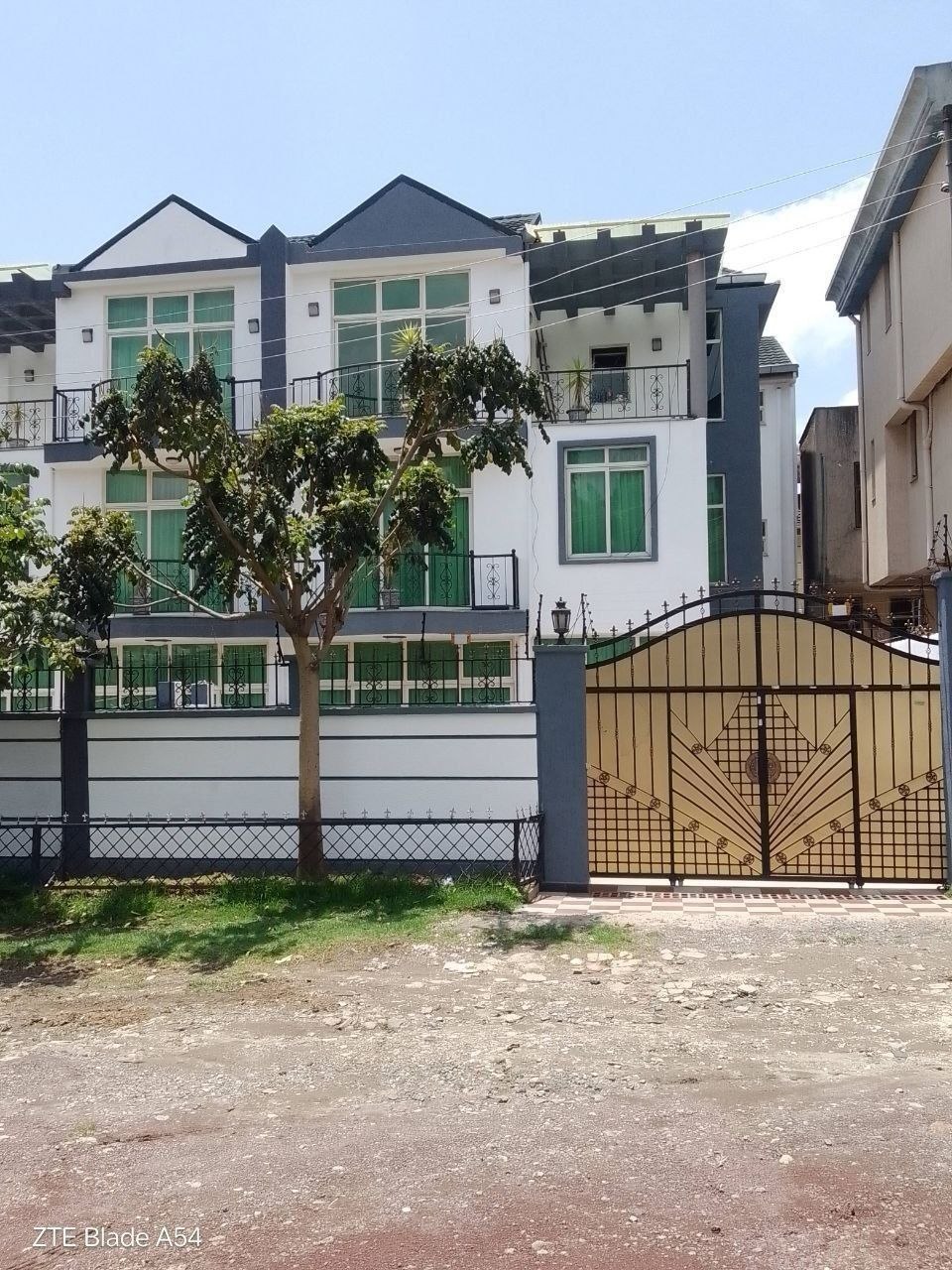 200 ካሬ የሚሸጥ ዘመናዊ ቤት በአያት