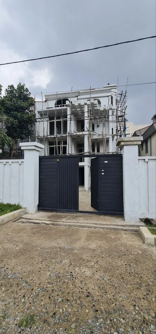 250 ካሬ የሚሸጥ G+3 ቤት በአያት