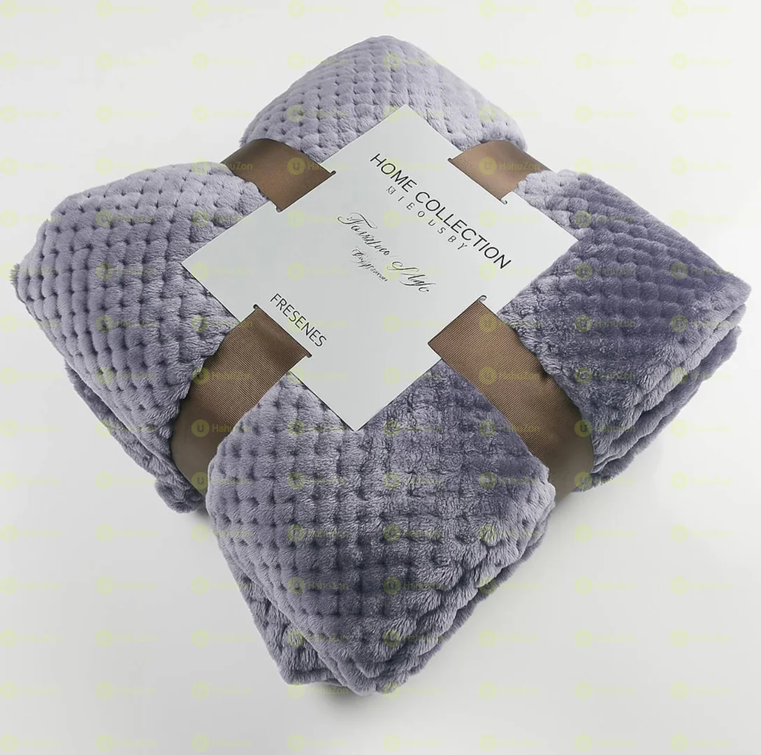 በአይነቱ ለየት ያለ ሶፋ ላይ ቁጭ ሲሉ ትከሻ ላይ ጣል የሚደረግ