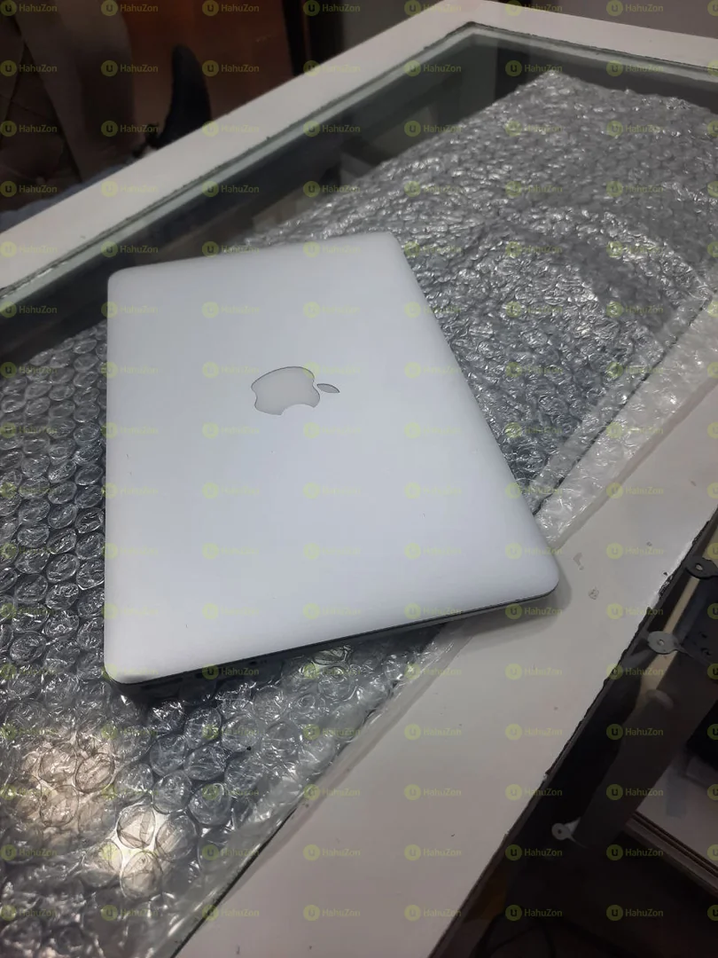 MacBook Air intel Core i5 Laptop