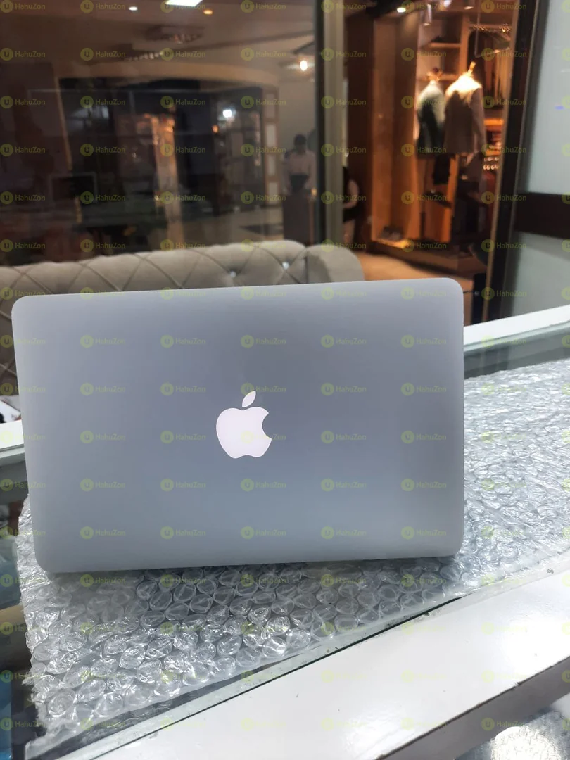 MacBook Air intel Core i5 Laptop