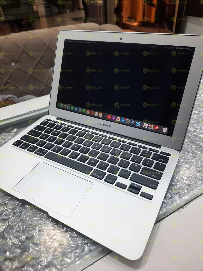 MacBook Air intel Core i5 Laptop