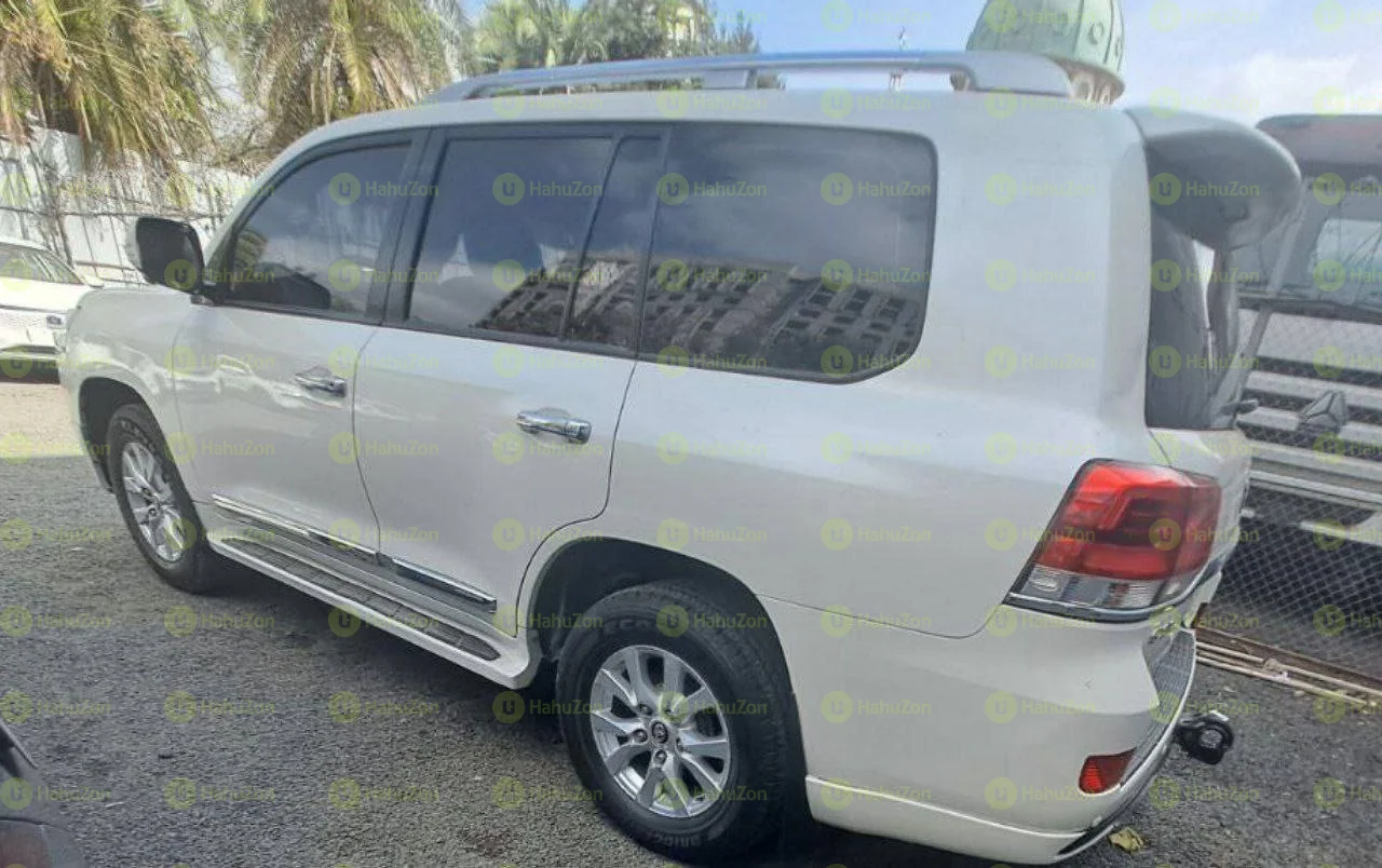 2019 Model-Toyota Landcruiser V8