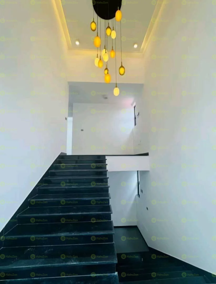 230 ካሬ የሚሸጥ G+3 ቤት በመገናኛ የምቼ