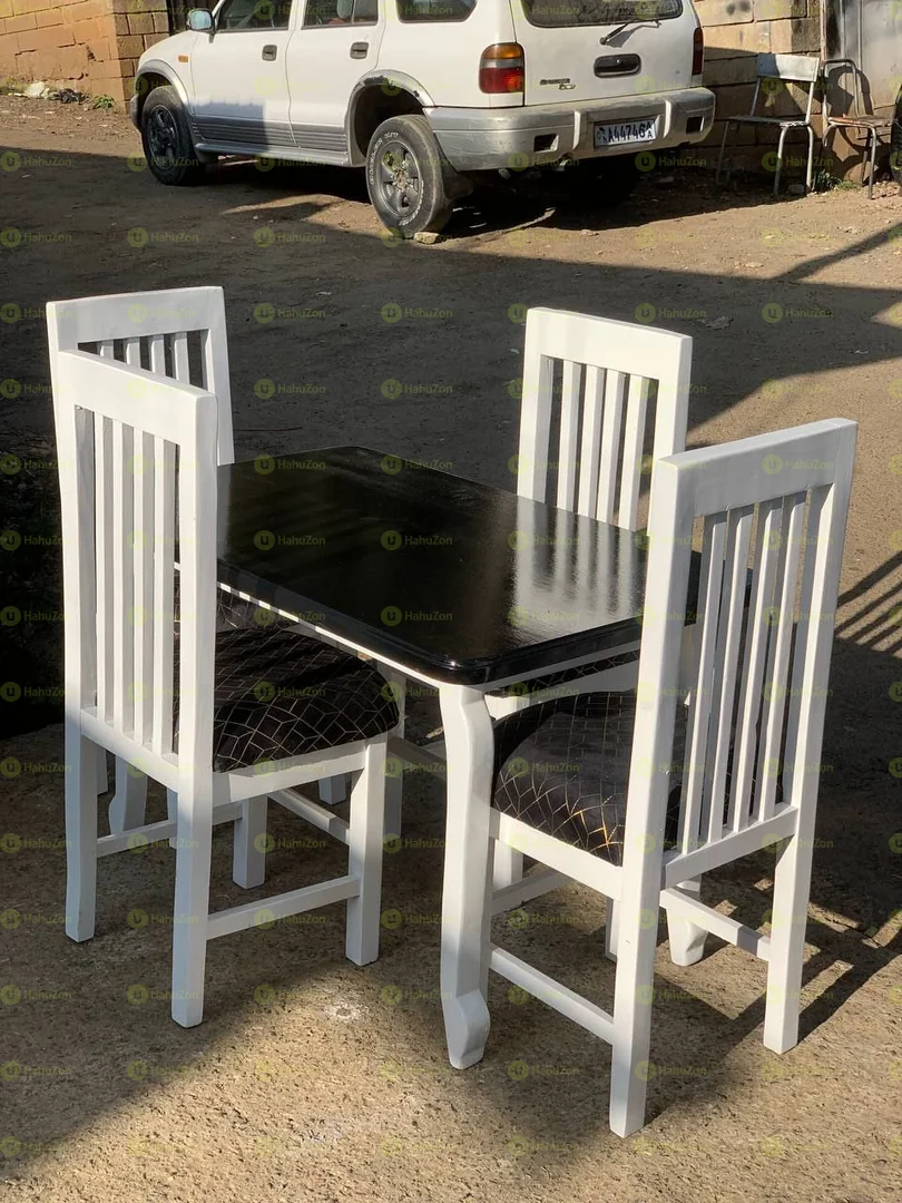 ባለ 4 ወንበር የምግብ ጠረጴዛ