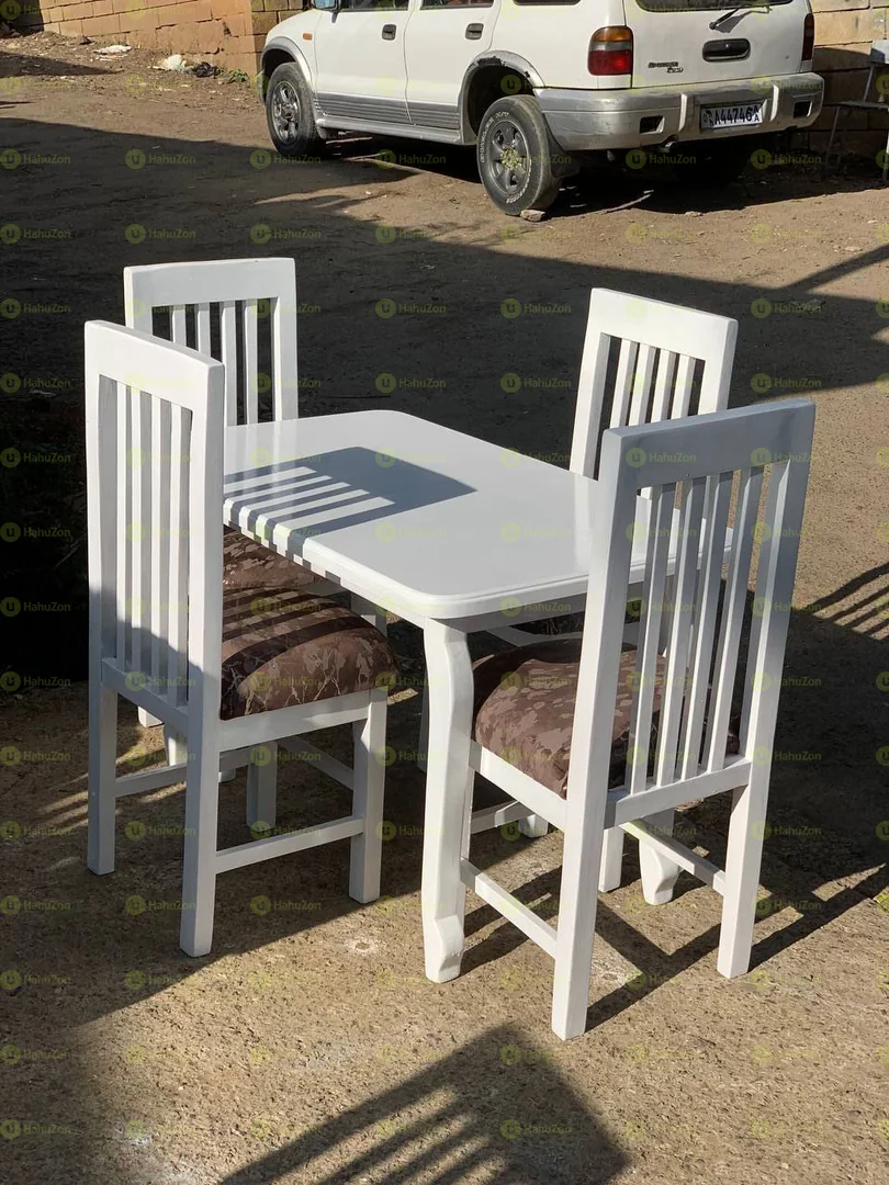 ባለ 4 ወንበር የምግብ ጠረጴዛ