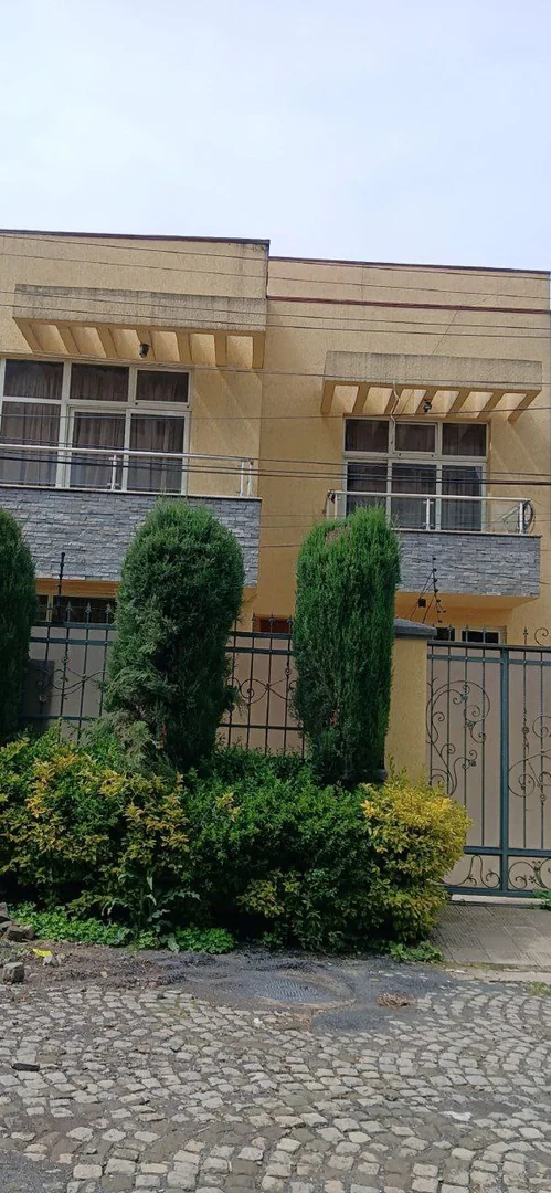 300 ካሬ የሚሸጥ G+1 ቤት በአያት