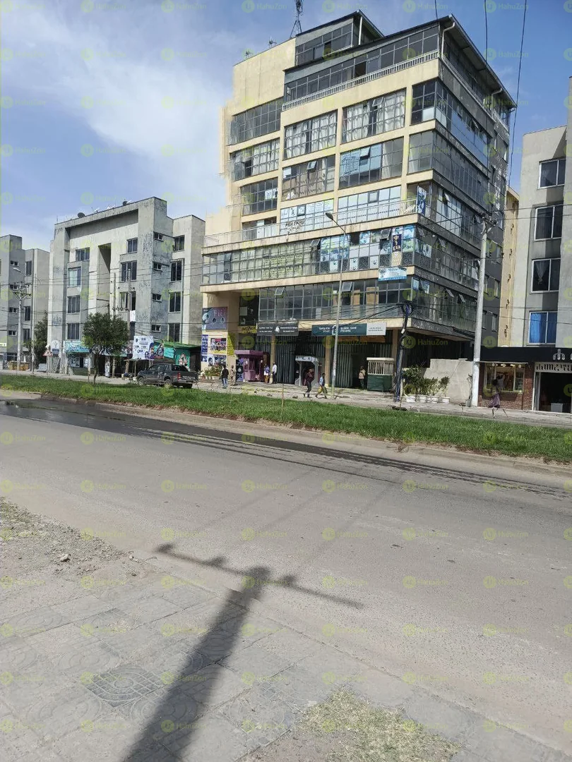 450 ካሬ የሚሸጥ G+7 ህንጻ በአያት