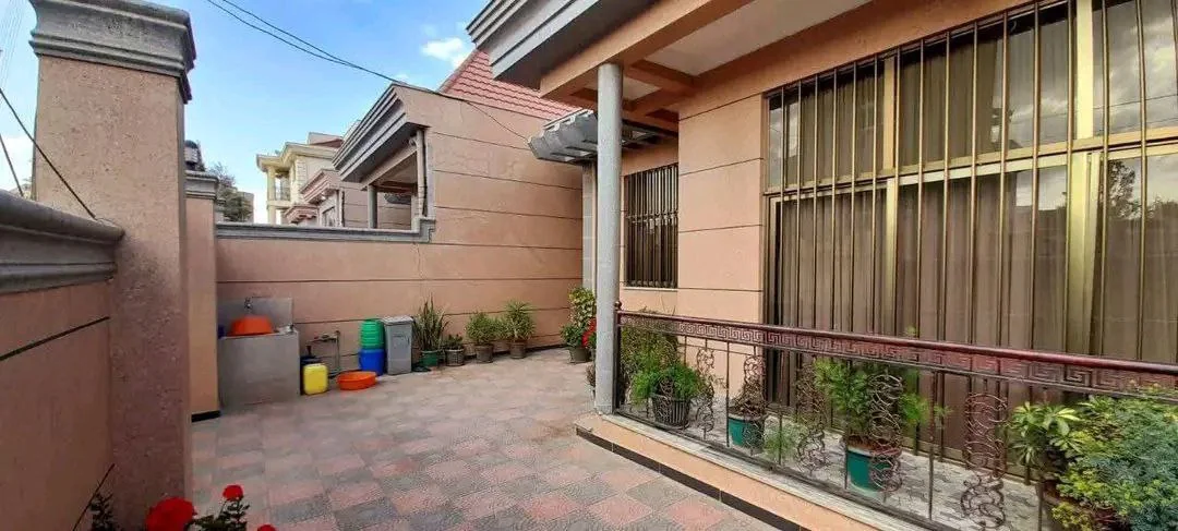 250 ካሬ የሚሸጥ ቪላ ቤት በአያት