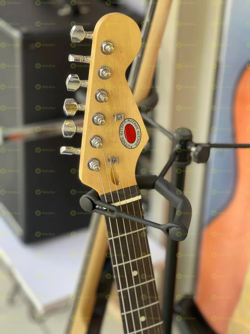 Rocket Music Classic Box Guitar