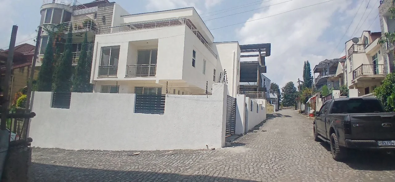 295 ካሬ የሚሸጥ G+2 ቤት በስሚት