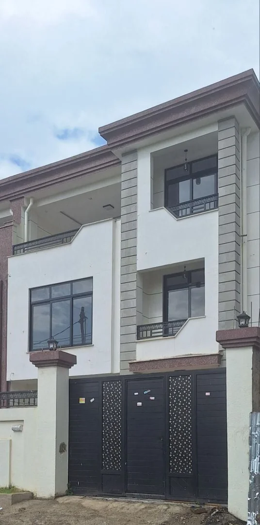 225 ካሬ የሚሸጥ G+2 ቤት በአያት