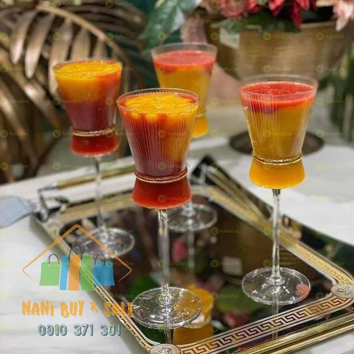 ኳሊቲ እና ውብ የሻምፓይን እና የጁስ ብርጭቆ