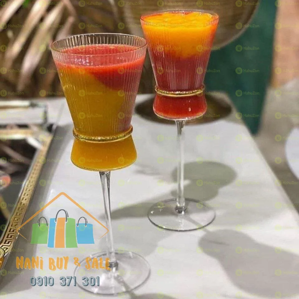 ኳሊቲ እና ውብ የሻምፓይን እና የጁስ ብርጭቆ