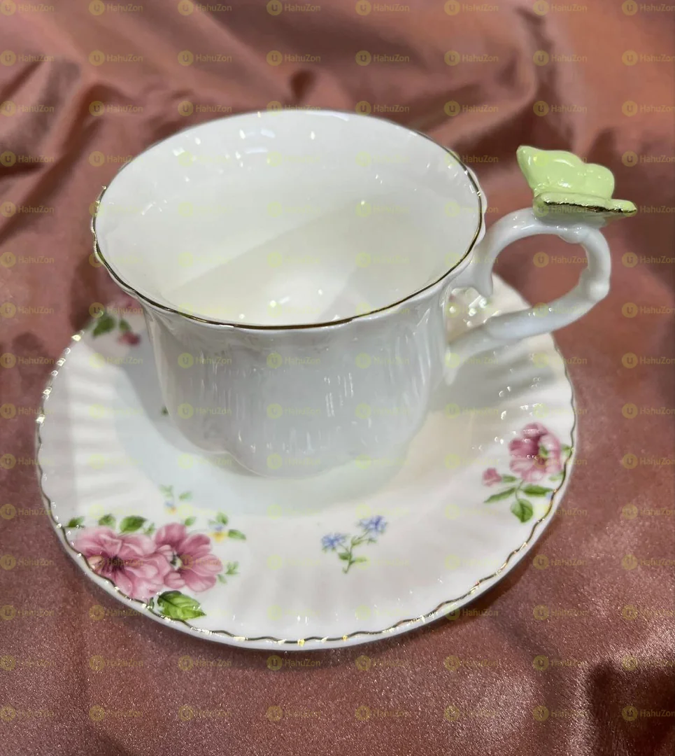 ስድስት ፍሬ ቄንጠኛ ሴራሚክ የቡና ሲኒ ከነ ማስቀመጫው።