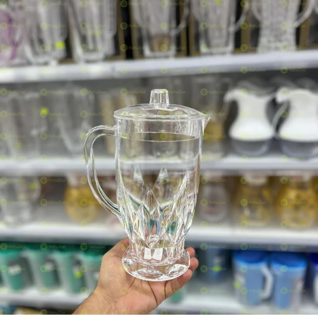 ከአክሪሊክ 2 ሊትር የሚይዝ የመጠጥ ጆግ።