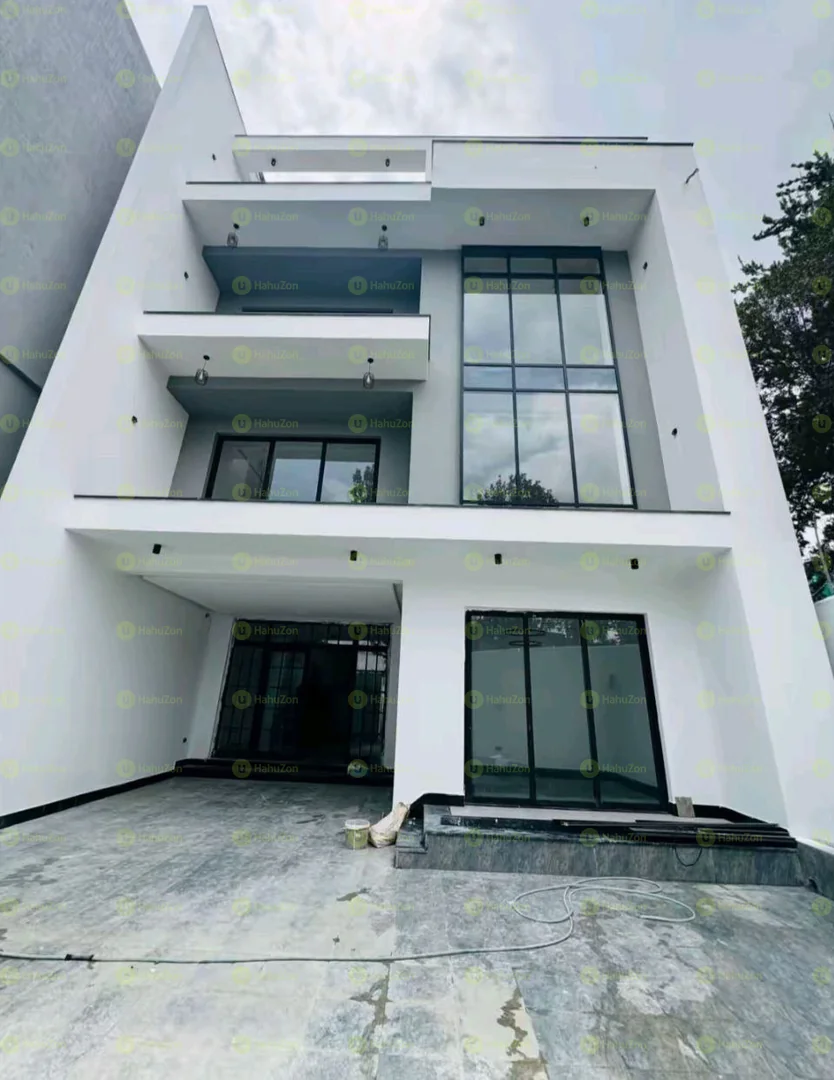 230 ካሬ የሚሸጥ ቅንጡ G+3 ቤት በመገናኛ