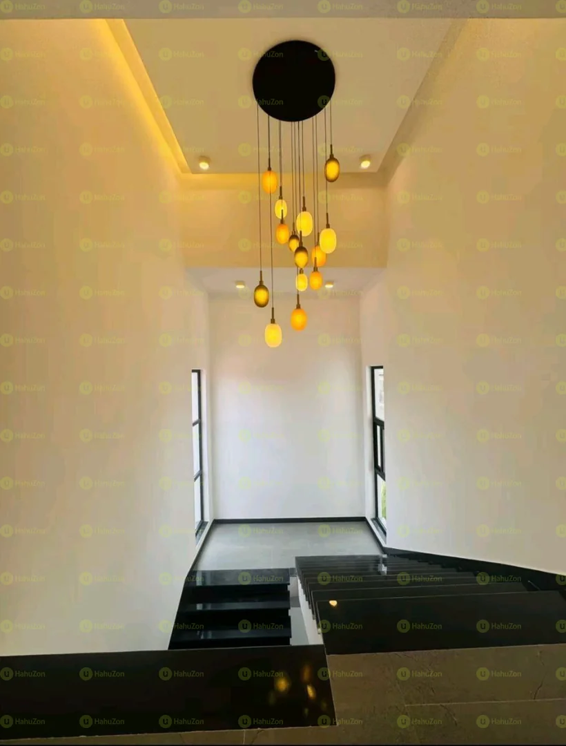 230 ካሬ የሚሸጥ ቅንጡ G+3 ቤት በመገናኛ