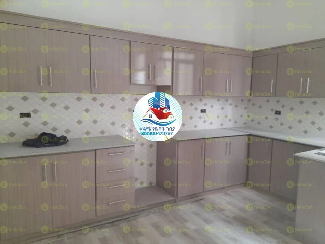 305 ካሬ የሚሸጥ ቪላ ቤት በመሃል ከተማ