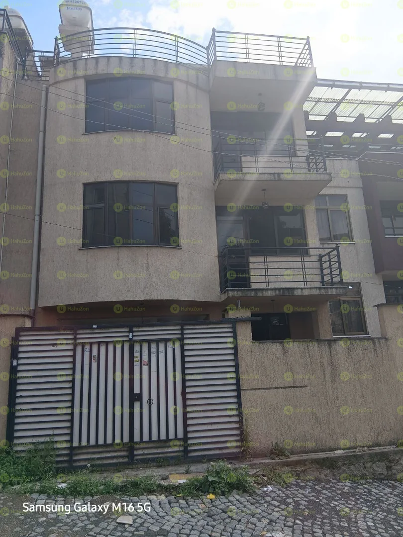 72 ካሬ የሚሸጥ G+2  ቤት ቤት በሰሚት