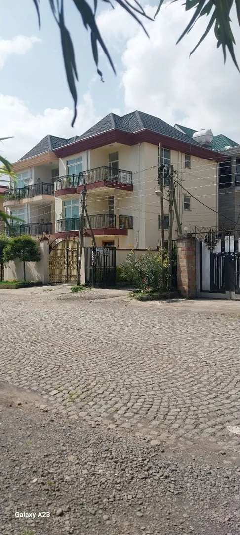 175 ካሬ የሚሸጥ G+2  ቤት በሰሚት ዋሽንግተን