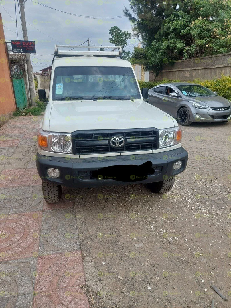 2013 Model-Toyota Land Cruiser - Long Beze