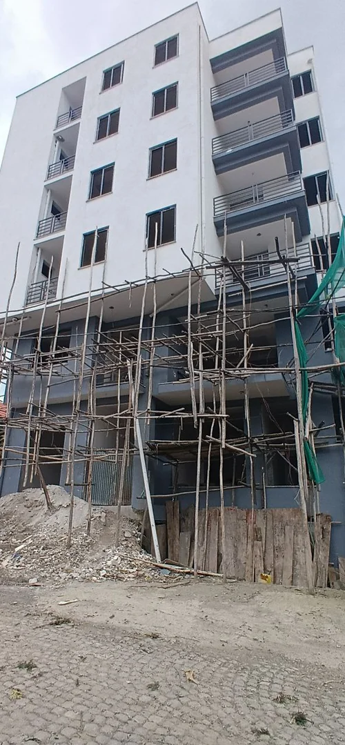 300 ካሬ የሚሸጥ G+5 ቤት በአያት