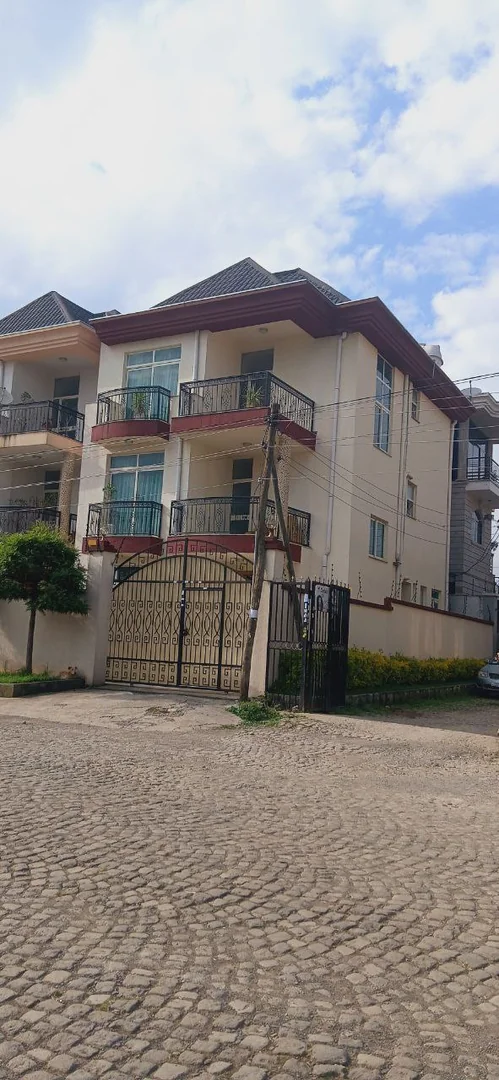 175 ካሬ የሚሸጥ ቤት በሰሚት