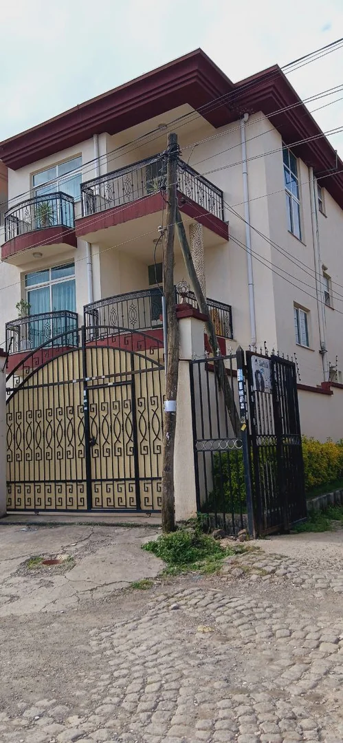 175 ካሬ የሚሸጥ ቤት በሰሚት